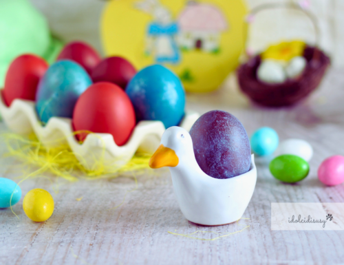 Uova di Pasqua colorate con coloranti alimentari