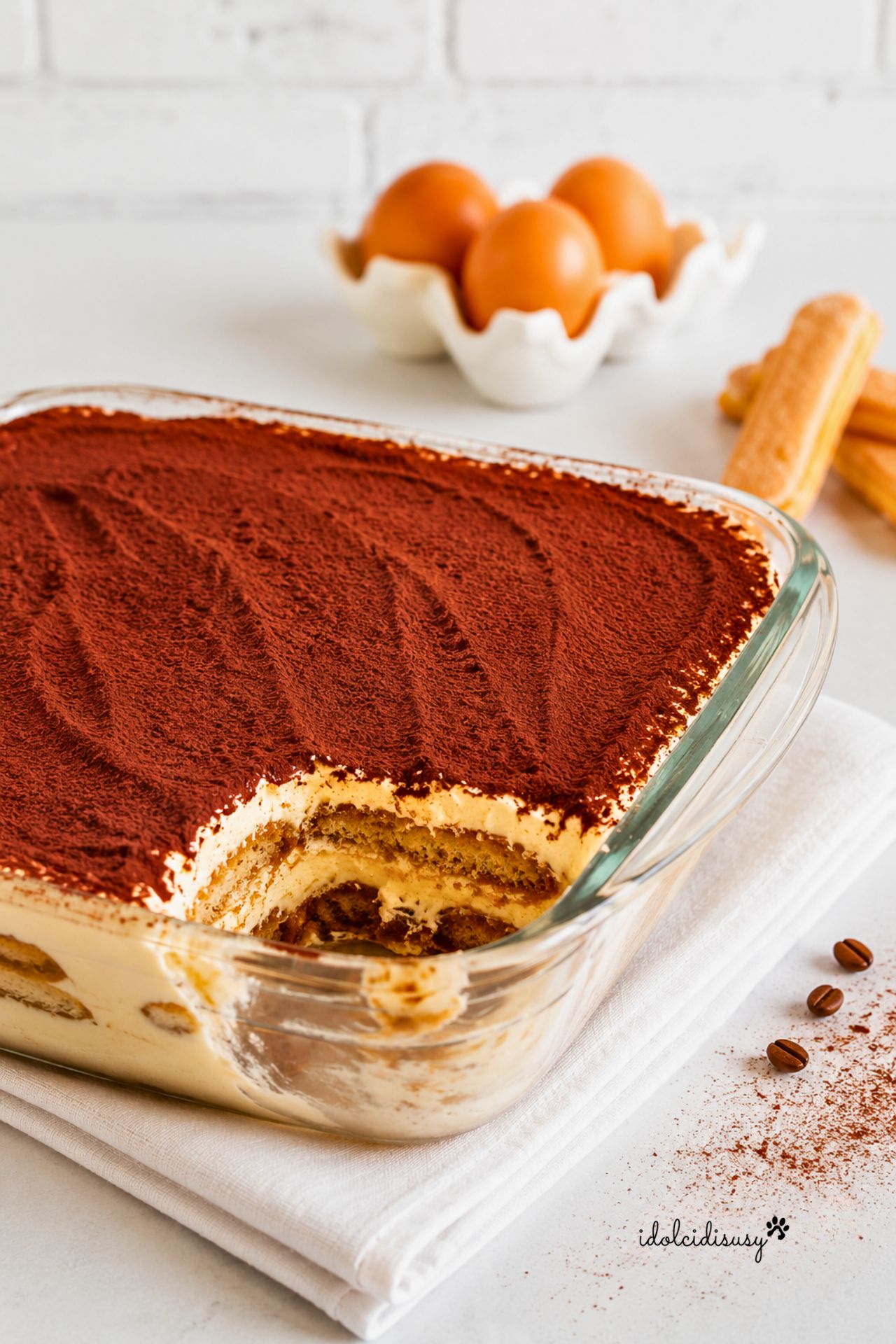 Fetta di tiramisù classico cremoso servita al cucchiaio