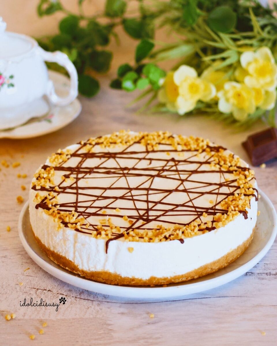 Torta allo yogurt senza cottura decorata con cioccolato fondente e granella di nocciole