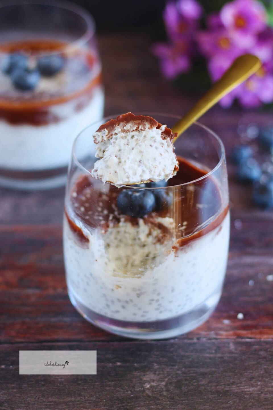 chia pudding cremoso con yogurt greco, mirtilli e cioccolato fondente