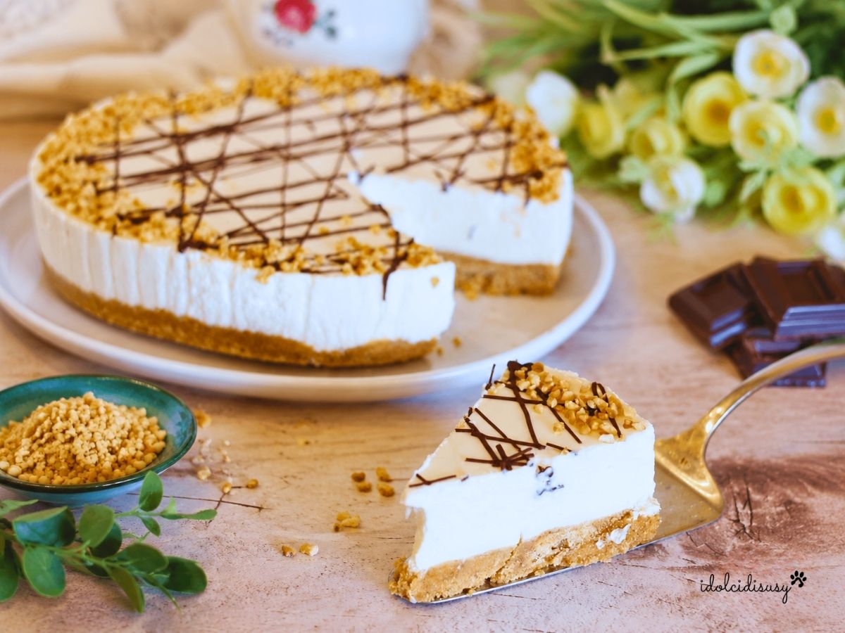 Torta allo yogurt senza cottura con cioccolato fondente e granella di nocciole, servita a fette