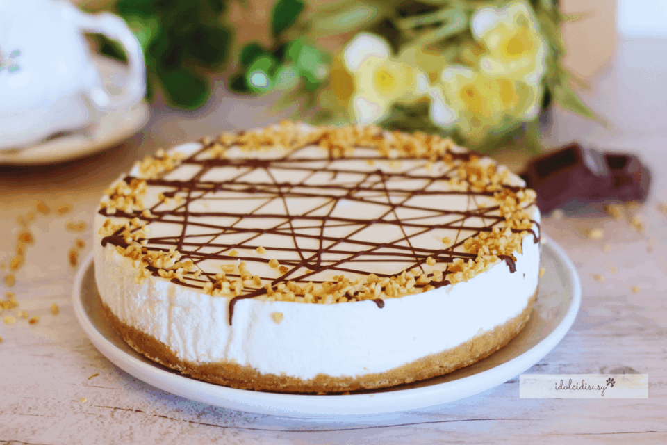 torta allo yogurt senza cottura su piatto bianco