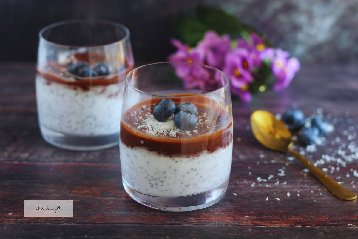chia pudding in bicchiere con yogurt greco, mirtilli freschi e topping al cioccolato
