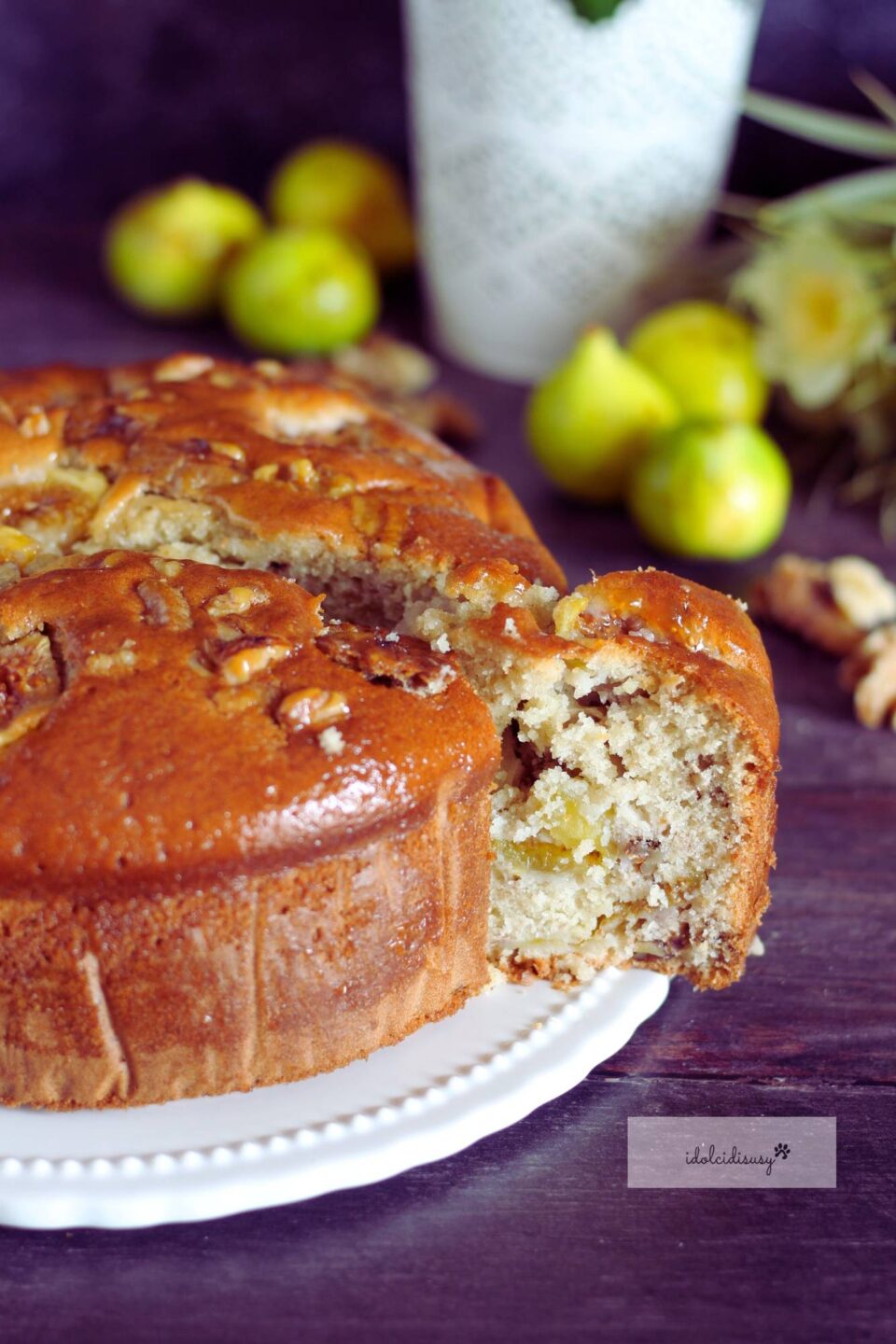 Fetta di torta soffice ai fichi e noci per dolce estivo