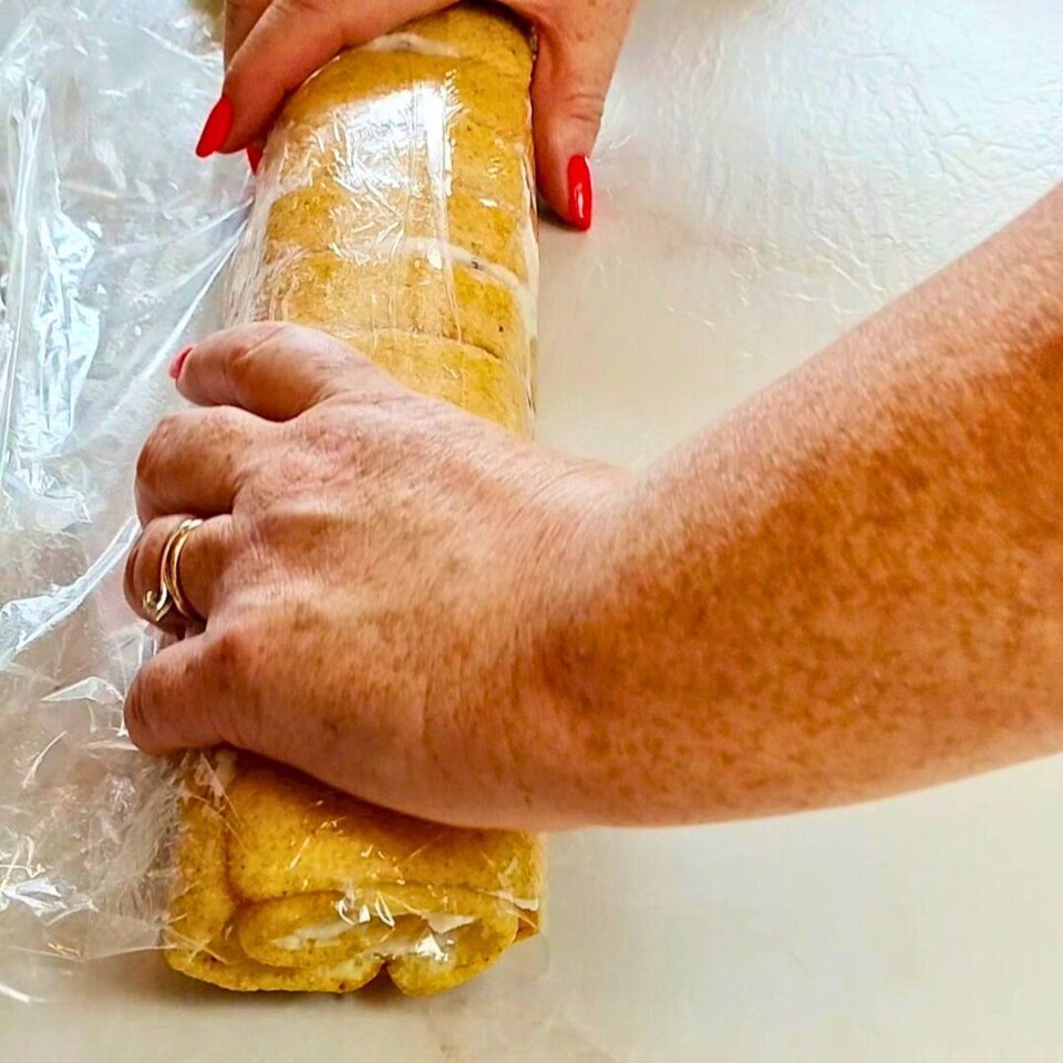Rotolo tiramisù avvolto nella pellicola trasparente