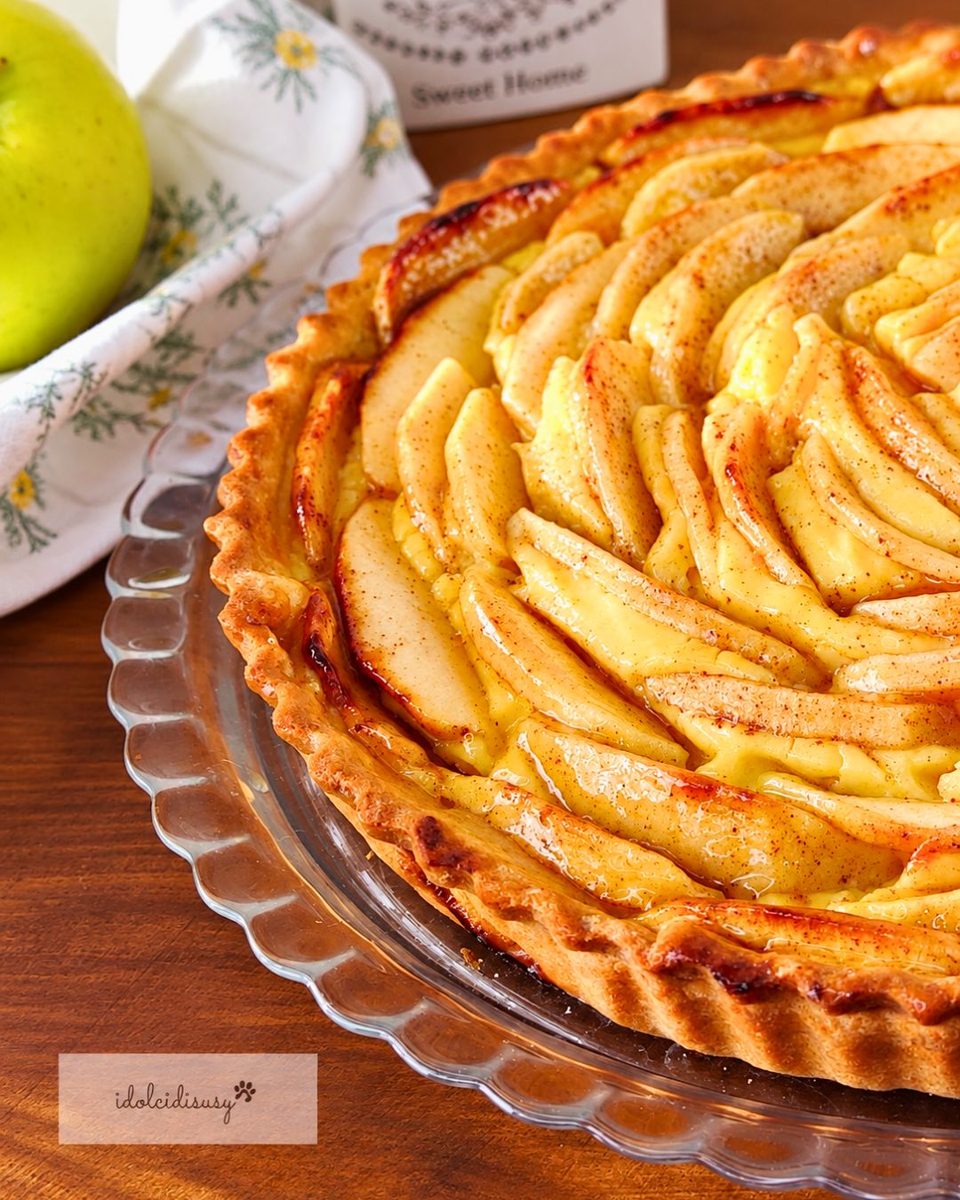 Crostata di mele e crema pasticcera con mele Golden e cannella