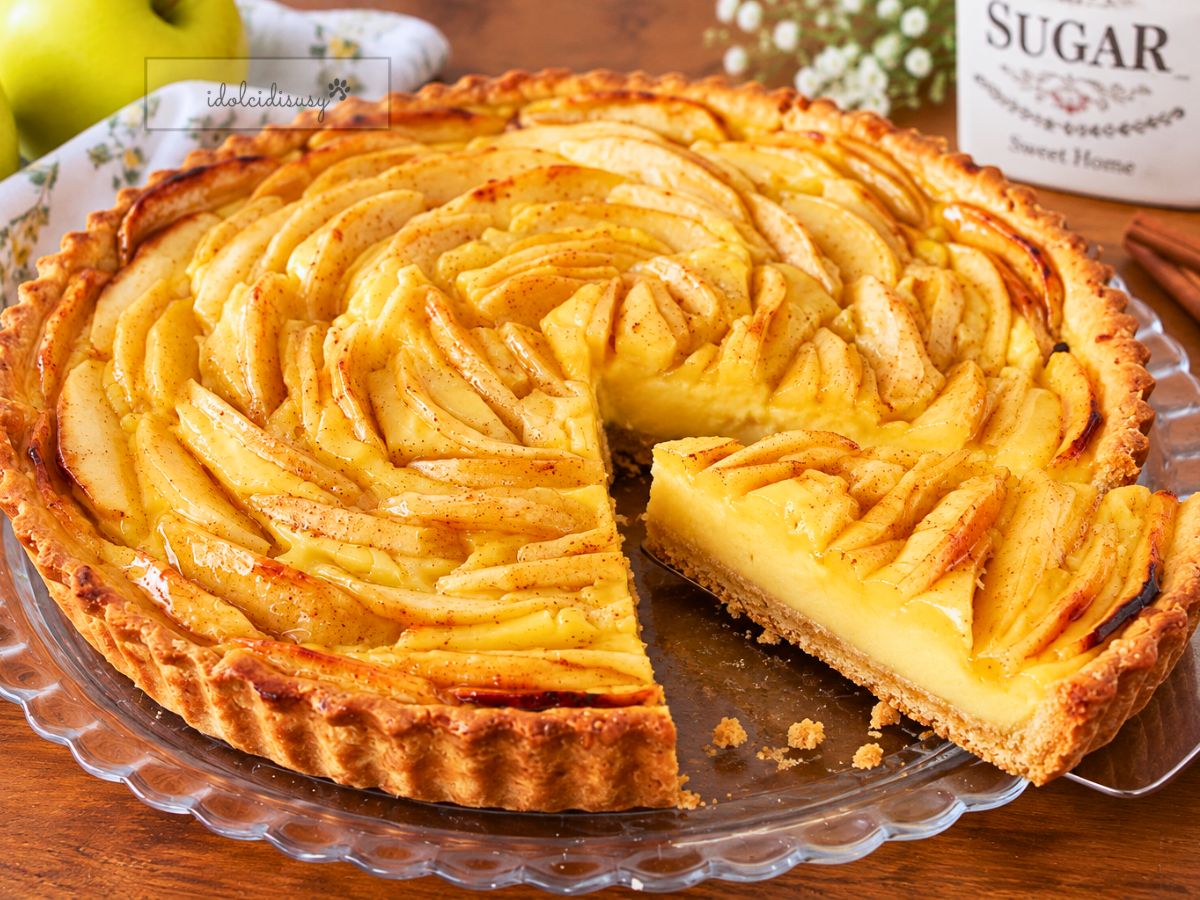 Crostata di mele e crema pasticcera tagliata a fette con mele e cannella