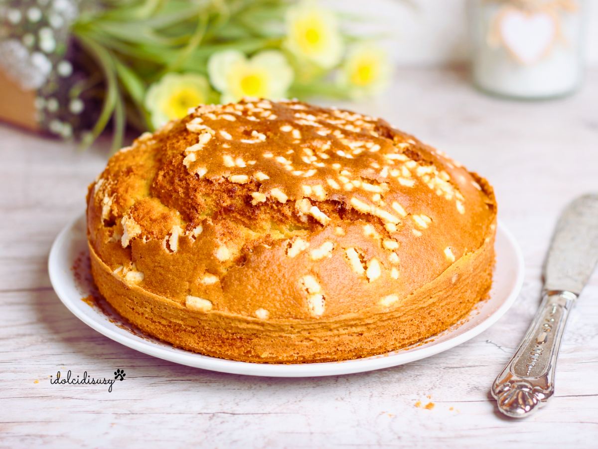 Torta soffice alta cotta in friggitrice ad aria, senza latte e senza burro, dorata e perfetta per colazione o merenda