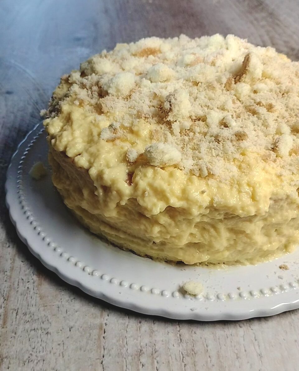 decorazione della torta mimosa con cubetti di pan di spagna