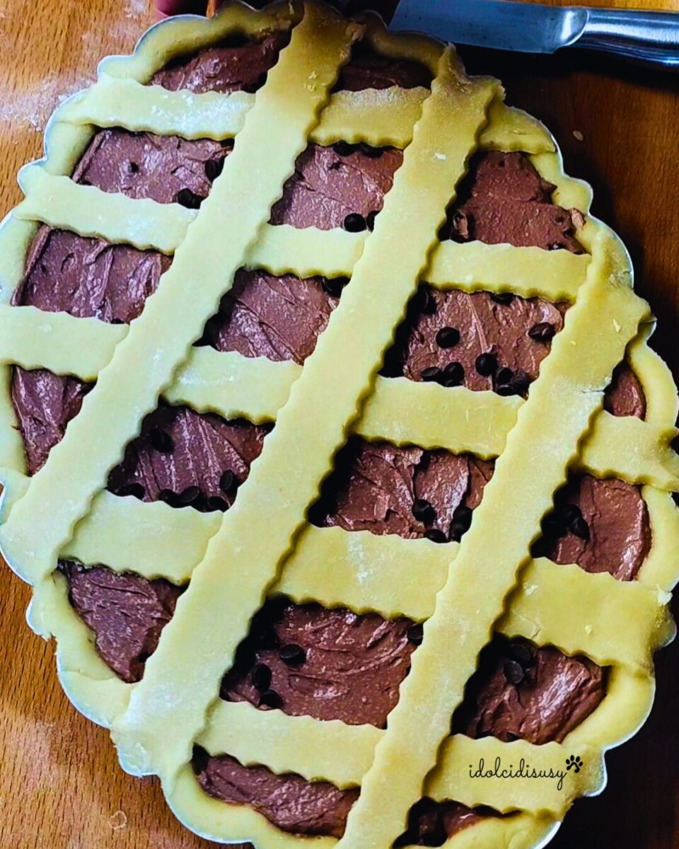 Crostata ricotta e cacao prima della cottura con strisce di pasta frolla in superficie