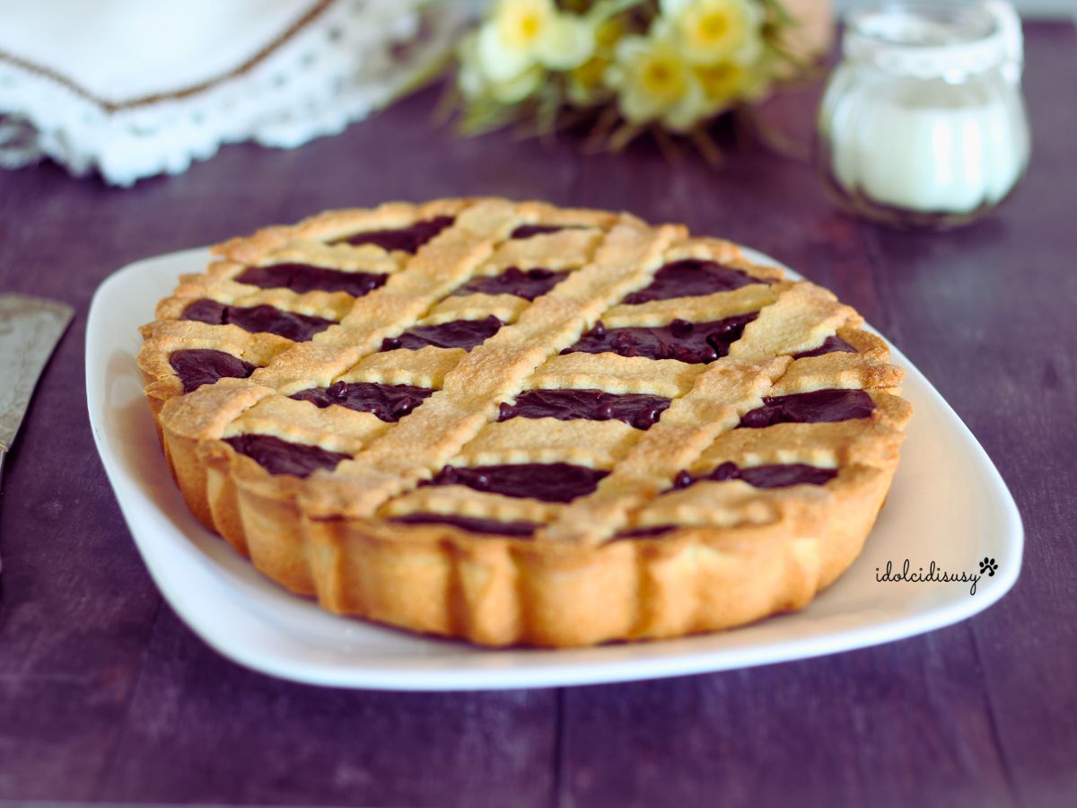 Crostata ricotta e cacao con frolla chiara e ripieno cremoso al cioccolato