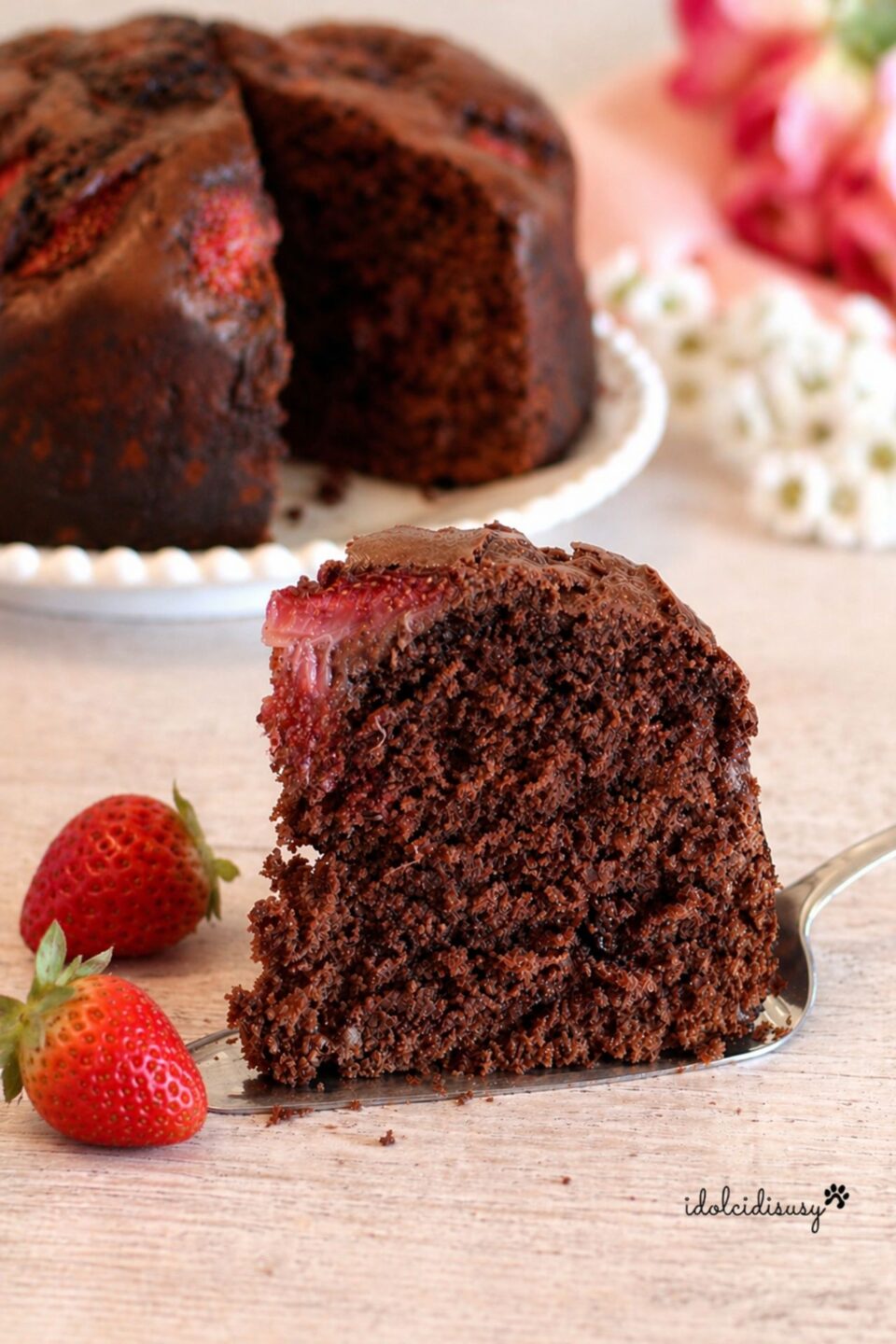 fetta di torta cioccolato e fragole facile soffice con interno morbido e fragole visibili