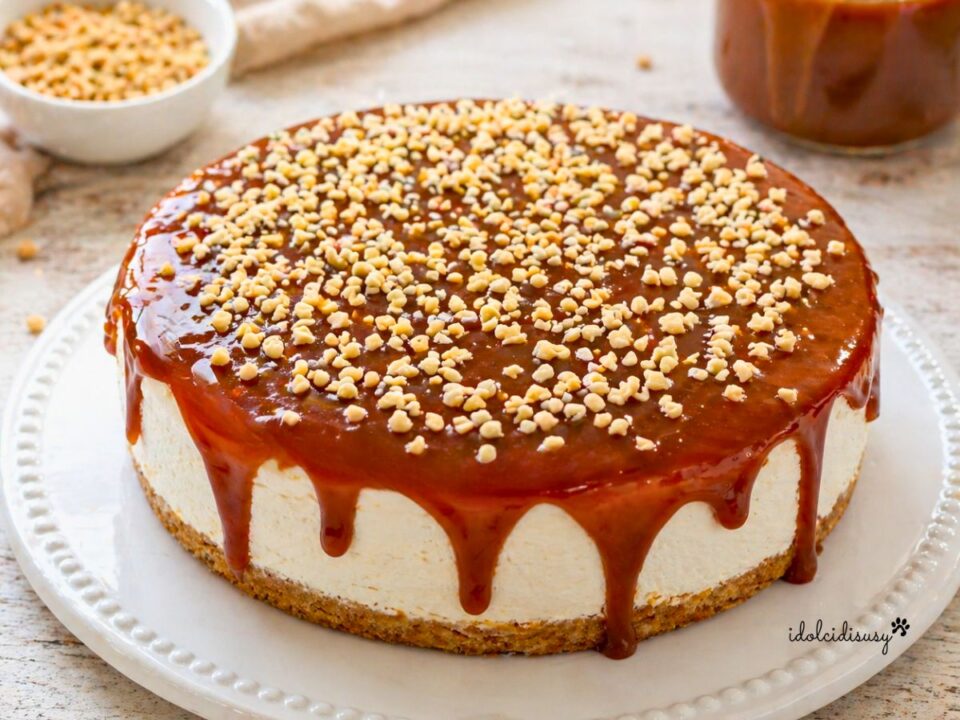 cheesecake caramello salato senza cottura e copertura di granella di nocciole
