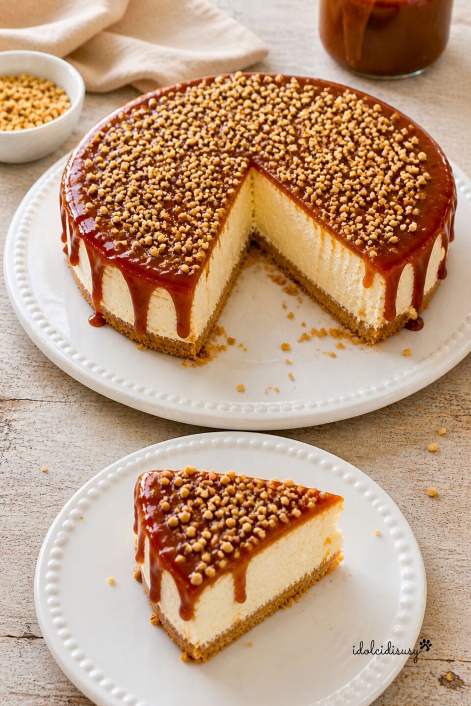 cheesecake caramello salato senza cottura con fetta tagliata su piattino e copertura di granella di nocciole
