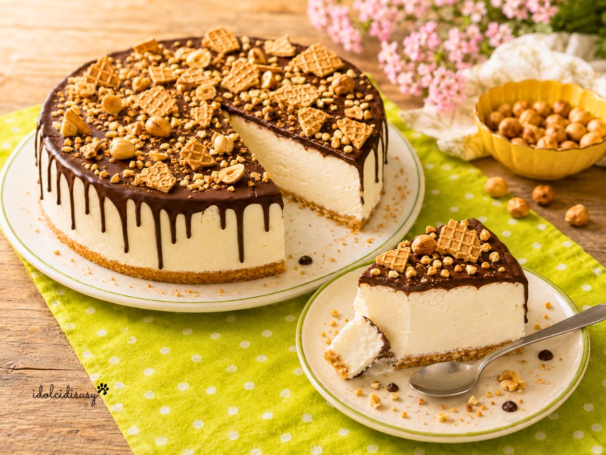 Torta gelato Cornetto cuore di panna con fetta tagliata, cioccolato, nocciole e pezzetti di cono