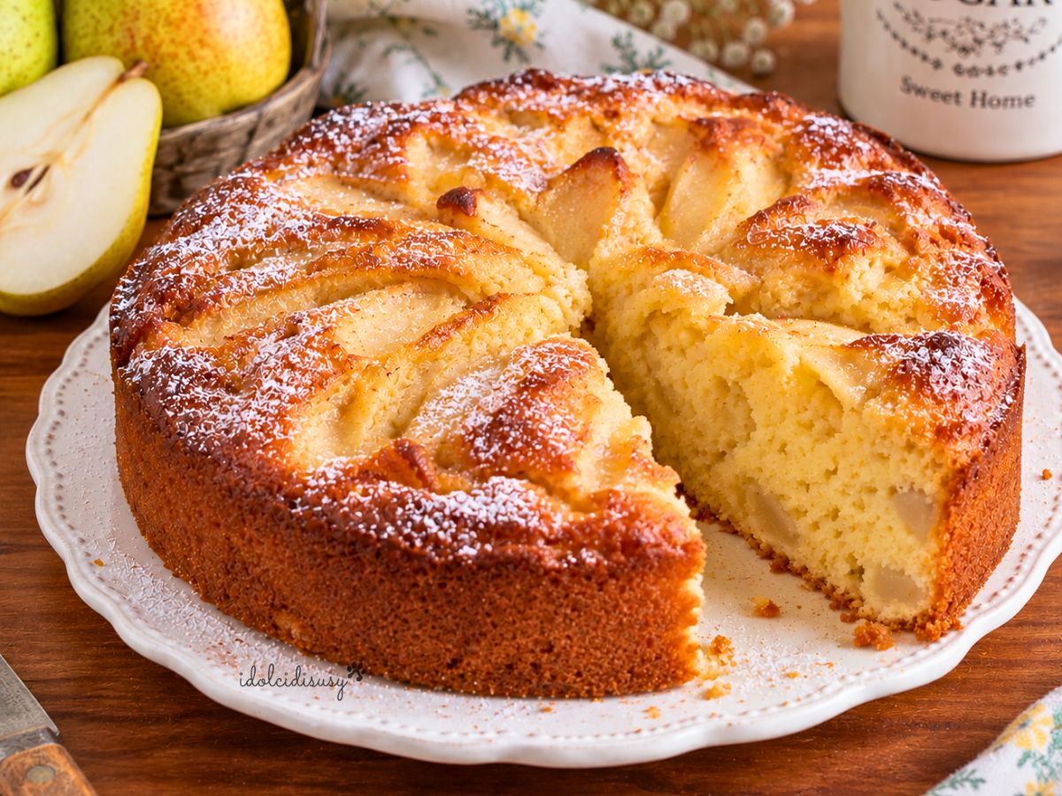 Alt text: Torta di pere senza glutine soffice con farina di riso e pere