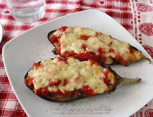 Melanzane ripiene pomodoro e mozzarella al forno. Video ricetta