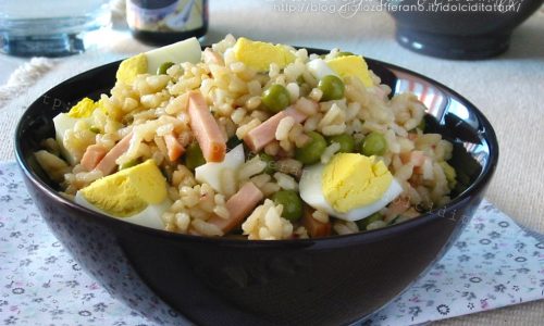 Insalata di riso alla salsa di soia, con tacchino, piselli e uova