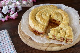 Torta salata di pasta sfoglia ripiena