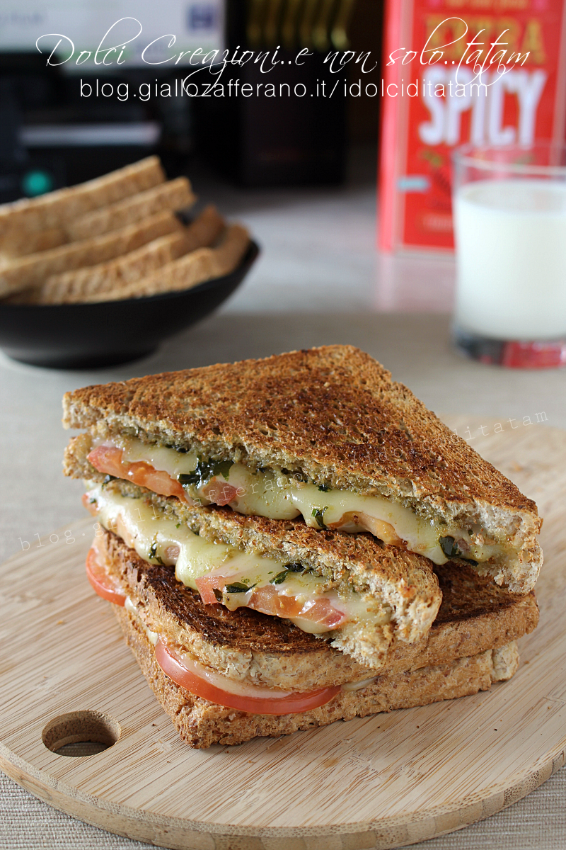 Toast al pesto con pomodoro e formaggio filante