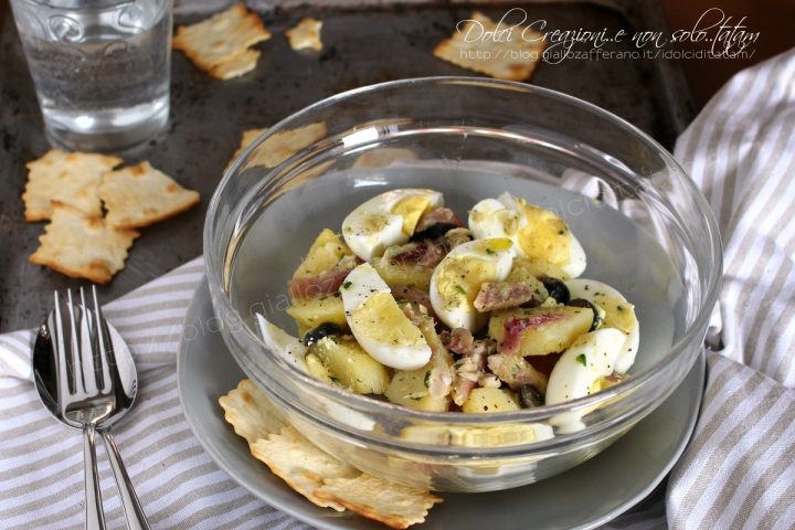 Insalata di patate con sgombro, cipolle stufate, uova sode e limone