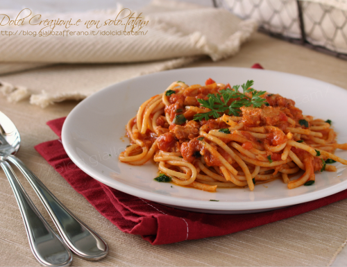 Spaghetti con sugo al tonno, facili e saporiti, pronti in 10 minuti.