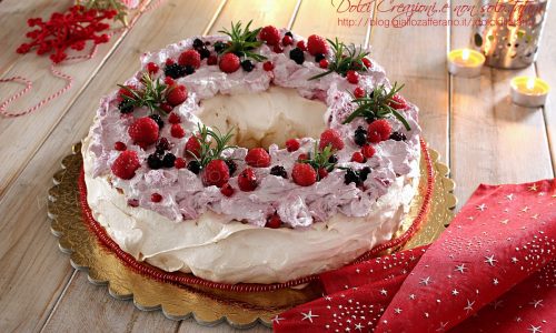 Torta Pavlova ai frutti di bosco, centrotavola per le feste