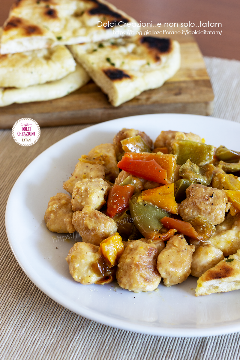 Bocconcini di pollo con peperoni in padella
