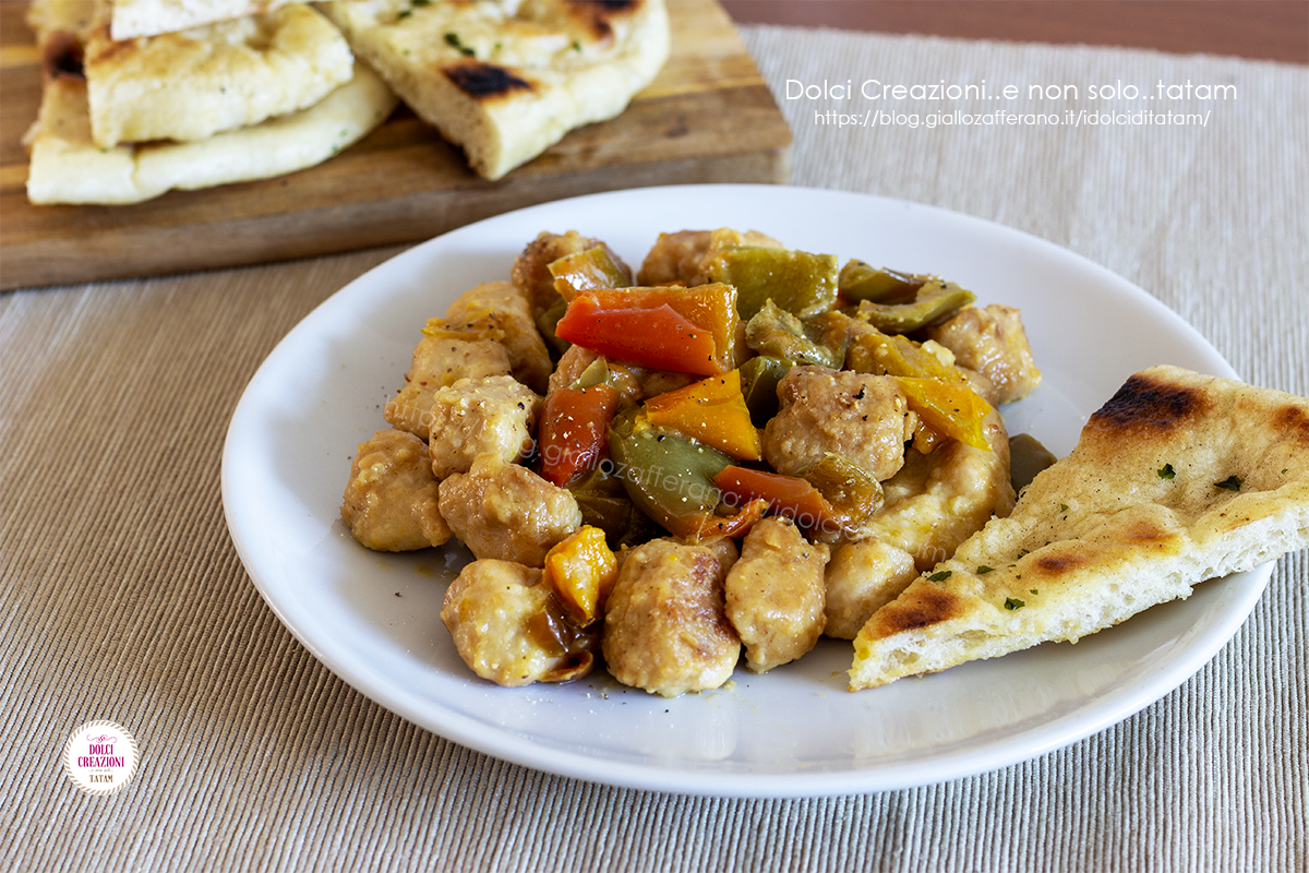 Bocconcini di pollo con peperoni in padella
