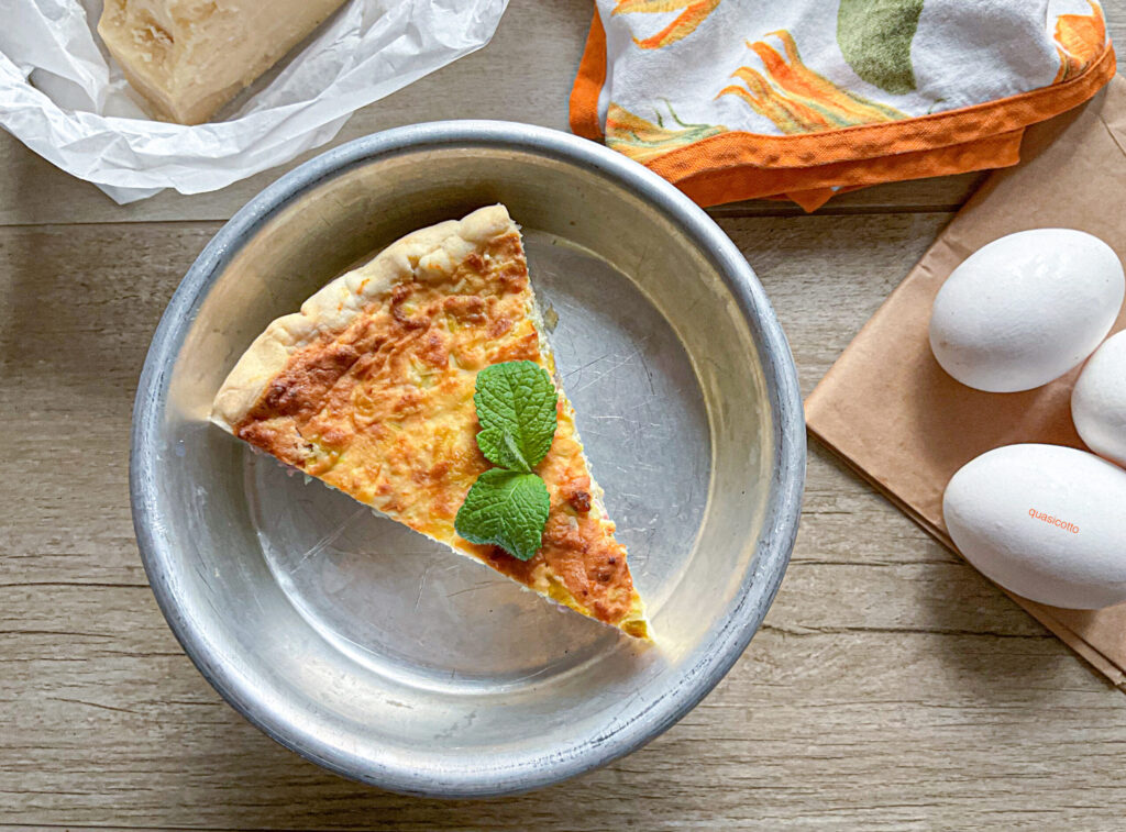 Torta salata con porri, ricotta e salsiccia