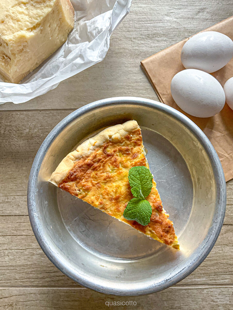 Torta salata con porri, ricotta e salsiccia
