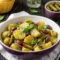 Insalata di patate con pesto di basilico, olive e cetriolini