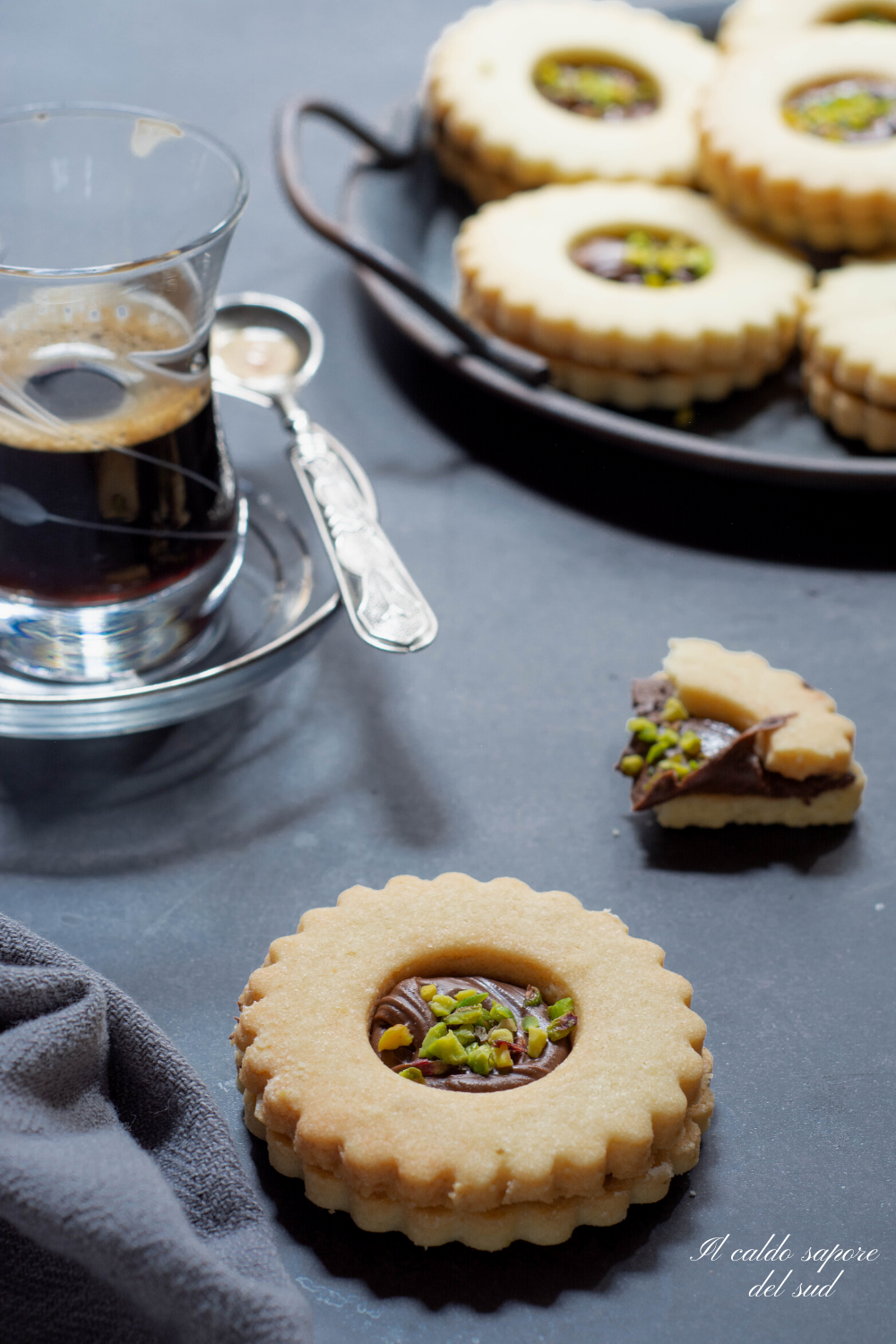 Biscotti occhi di bue friabili e delicati 
