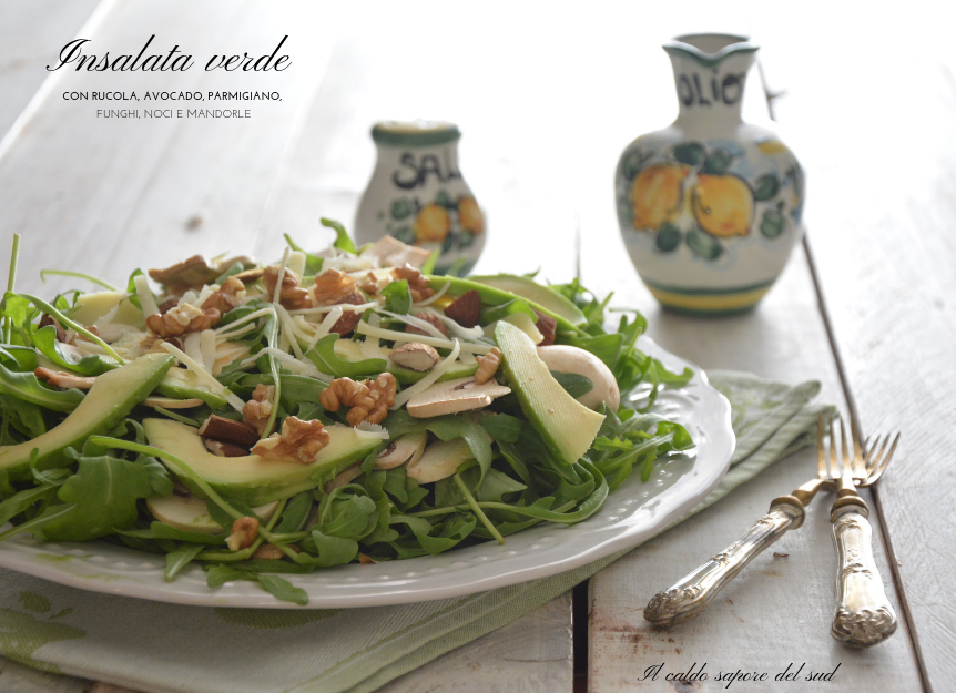 Insalata verde con rucola, avocado, grana, funghi e frutta ...