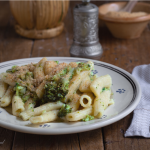 Pasta con broccoli affogati e pangrattato