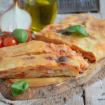 Scaccia ragusana con cipolla e pomodoro