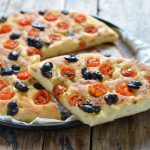 Focaccia barese con pomodorini e olive