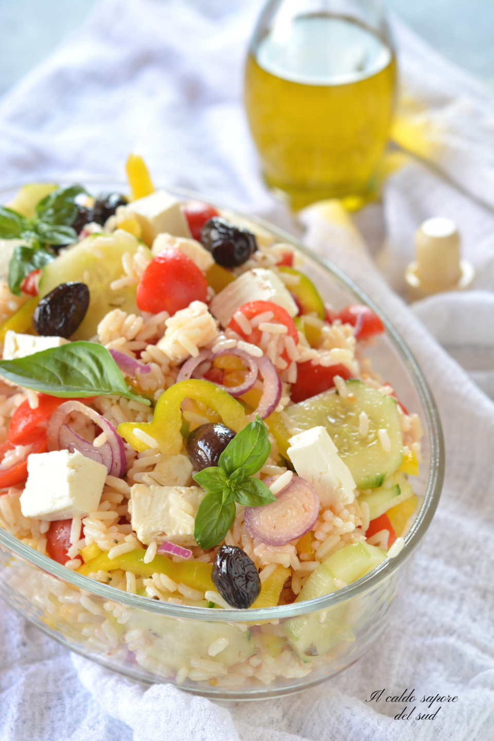 Insalata di riso alla greca con feta e pomodorini