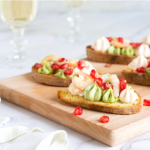 Bruschette con avocado salmone e gamberetti
