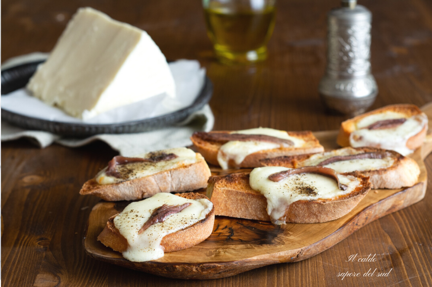 Bruschette con tuma e acciughe