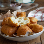 Crispelle catanesi con acciughe e ricotta ricetta originale