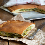 Scacciata siciliana di broccoli con patate e salsiccia