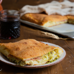 Scacciata siciliana al pistacchio con tuma e prosciutto