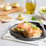 Bruschette con salsa guacamole e salmone