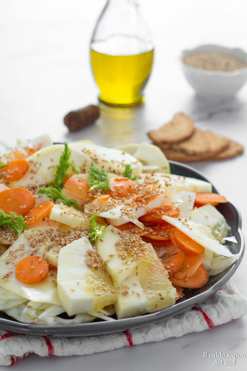 Insalata di cedro con carote finocchi e semi di sesamo