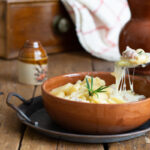 Pasta con patate provola e salsiccia sbriciolata