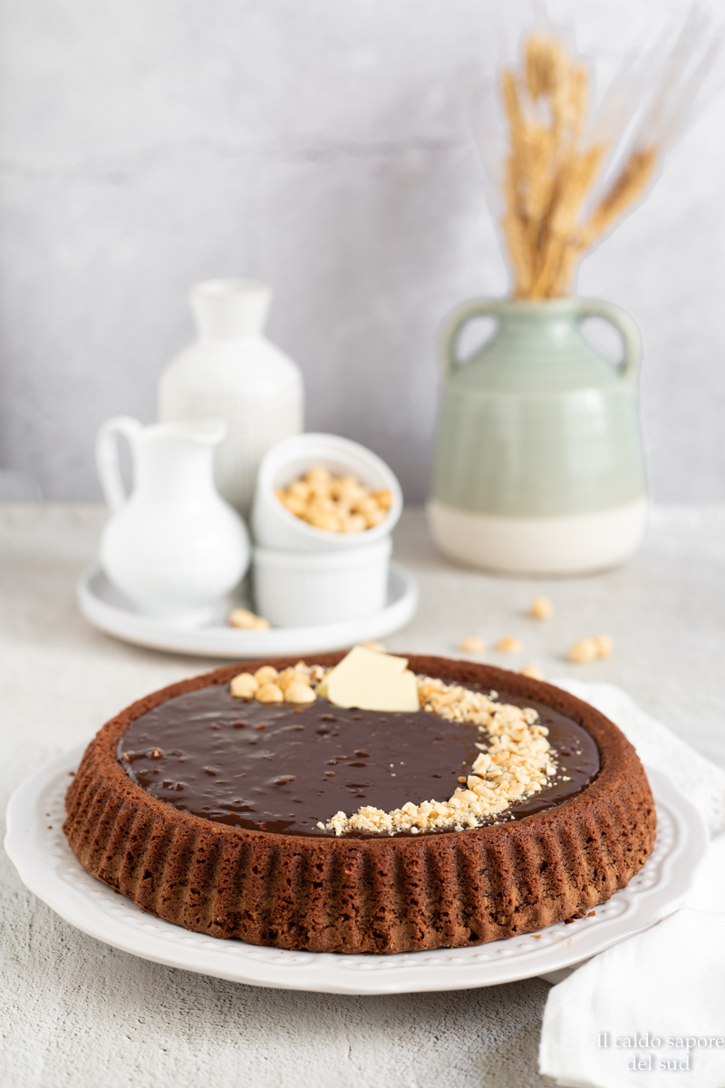 Unite il cioccolato alla panna (potete usare anche quella da cucina) e ottenuto un composto fluido e uniforma, aggiungete circa 50g di granella appena tritata.