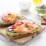 Bruschette al salmone e avocado con pane ai 5 cereali pomodori e cipolla rossa