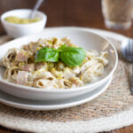Pasta al pesto di pistacchi pancetta e panna con prosciutto