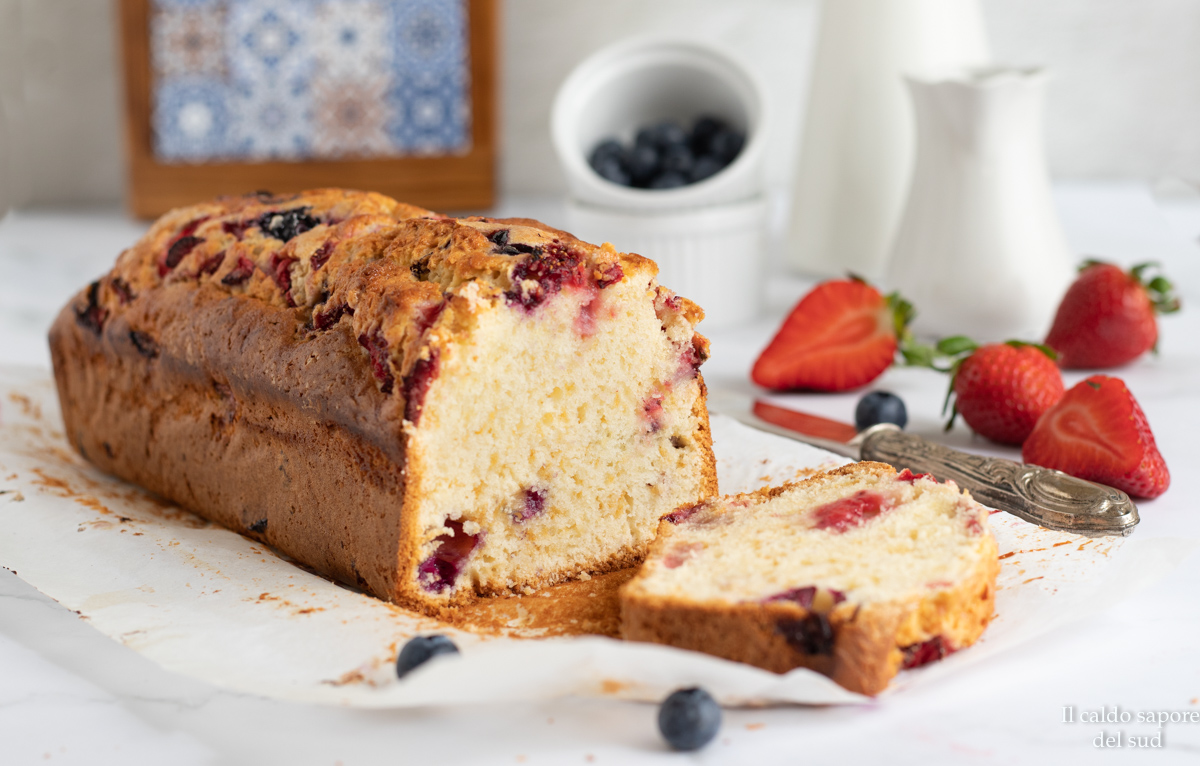 Plumcake allo yogurt con fragole e mirtilli